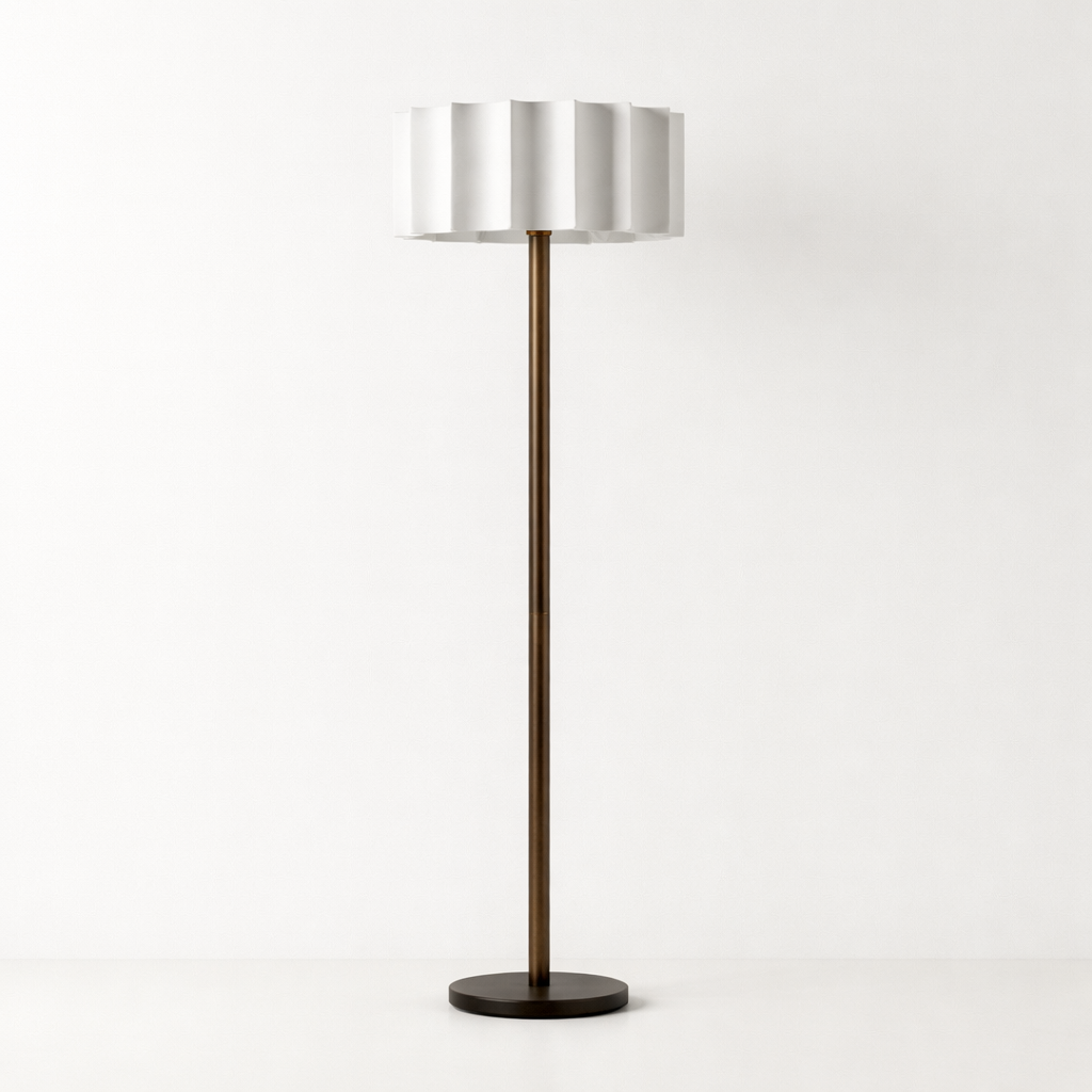 Lampadaire avec pied élancé et source lumineuse ciblée