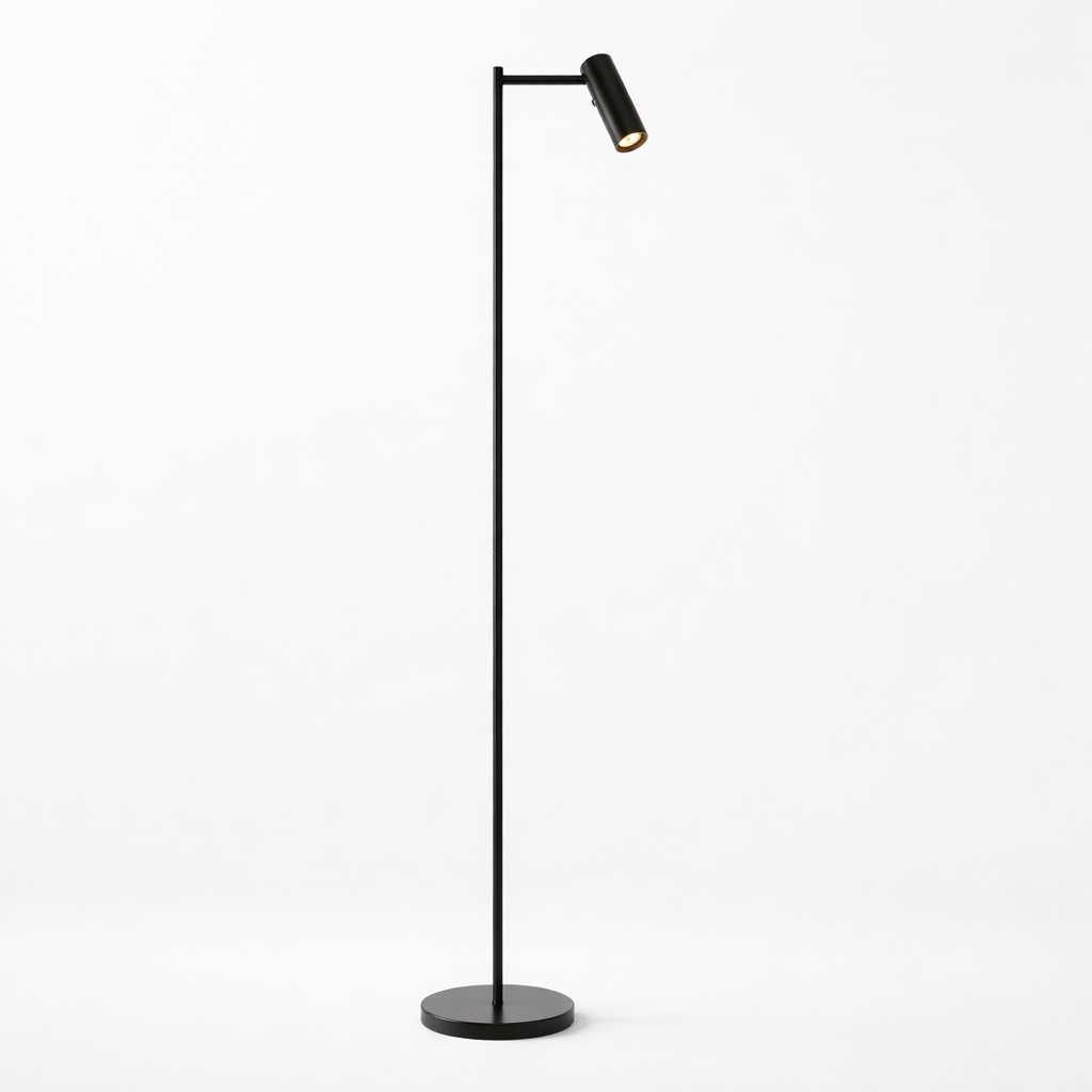 Gulvlampe med slank stander og tidløs lampeskærm