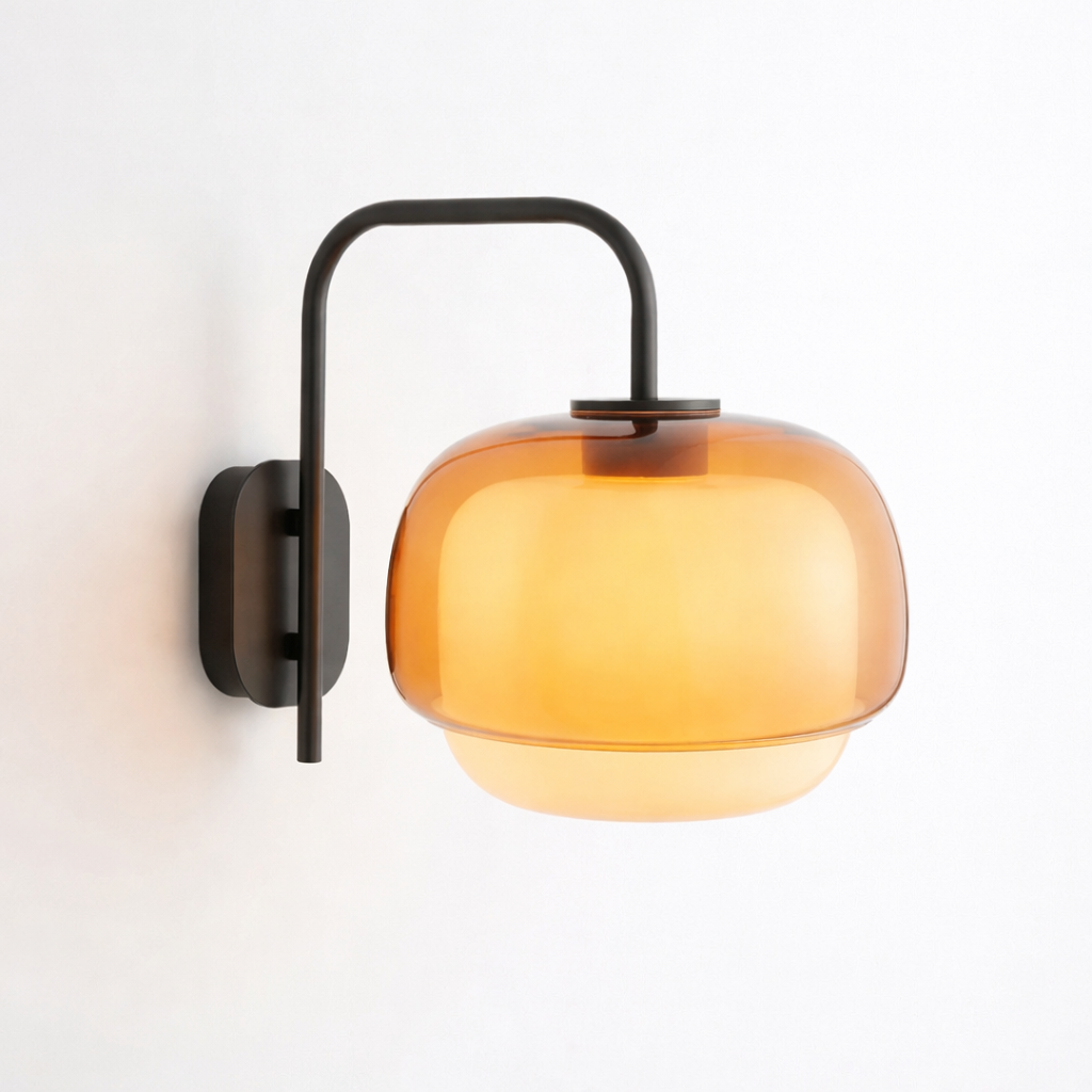 Nordisk væglampe med farverig glasskærm