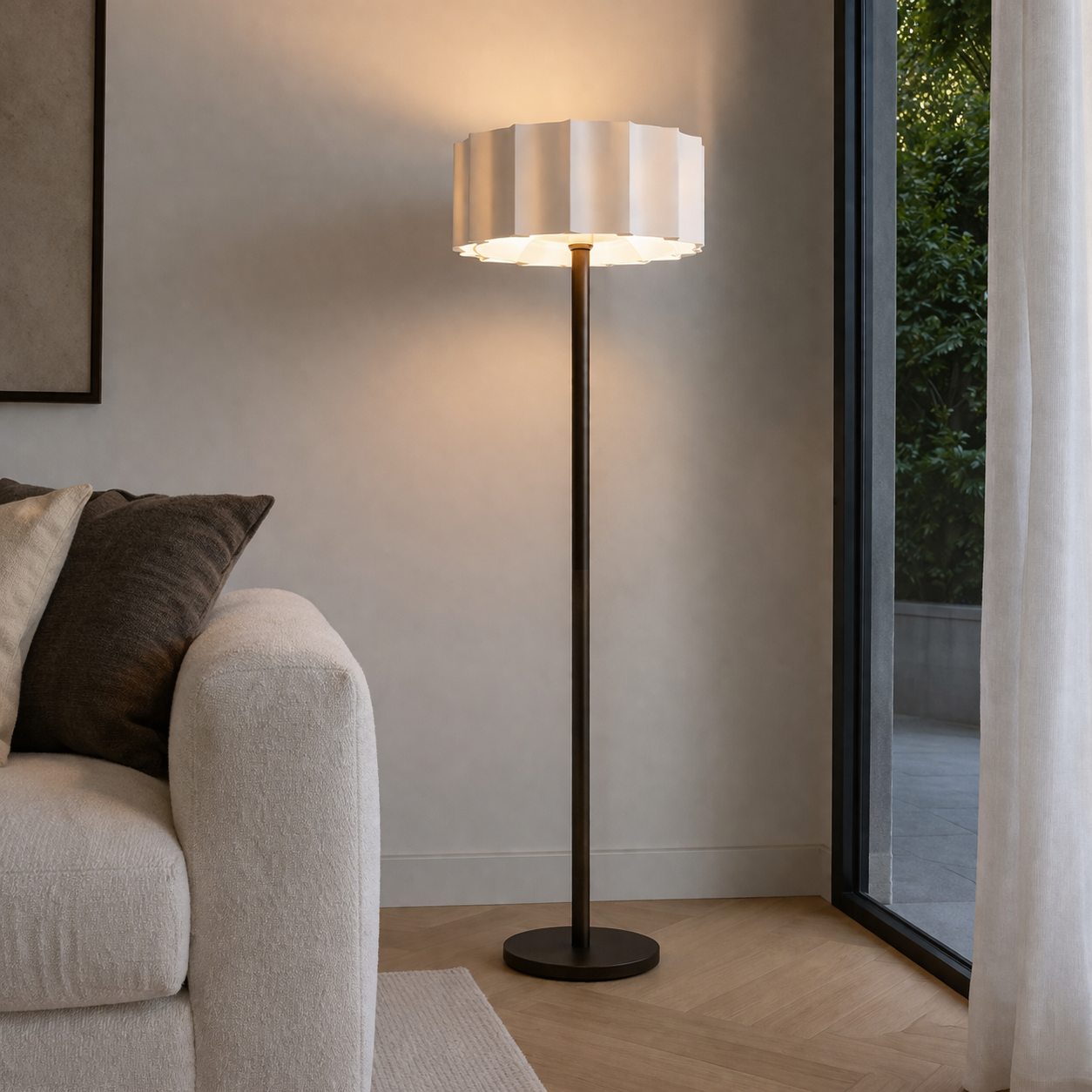 Lampadaire avec pied élancé et source lumineuse ciblée