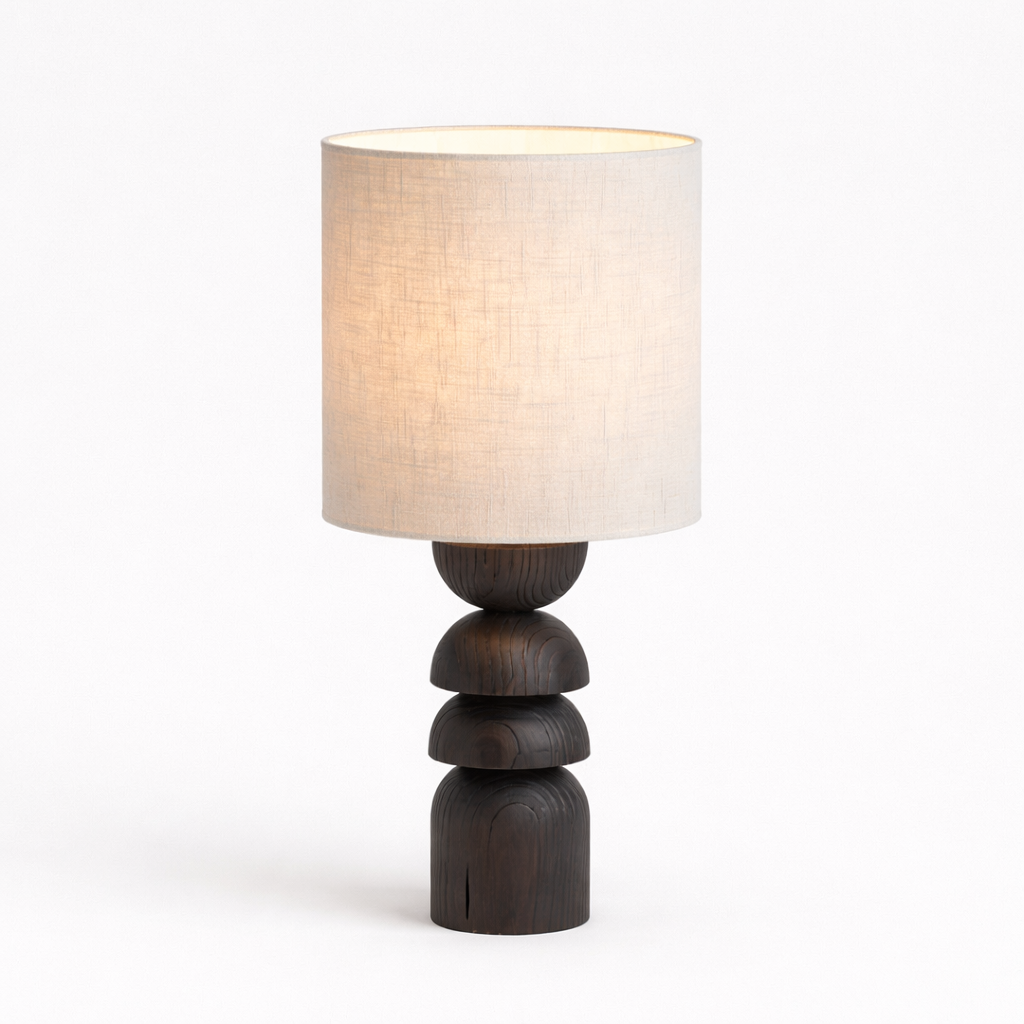 Bordlampe Med Mørk Træfod Og Klassisk Skærm