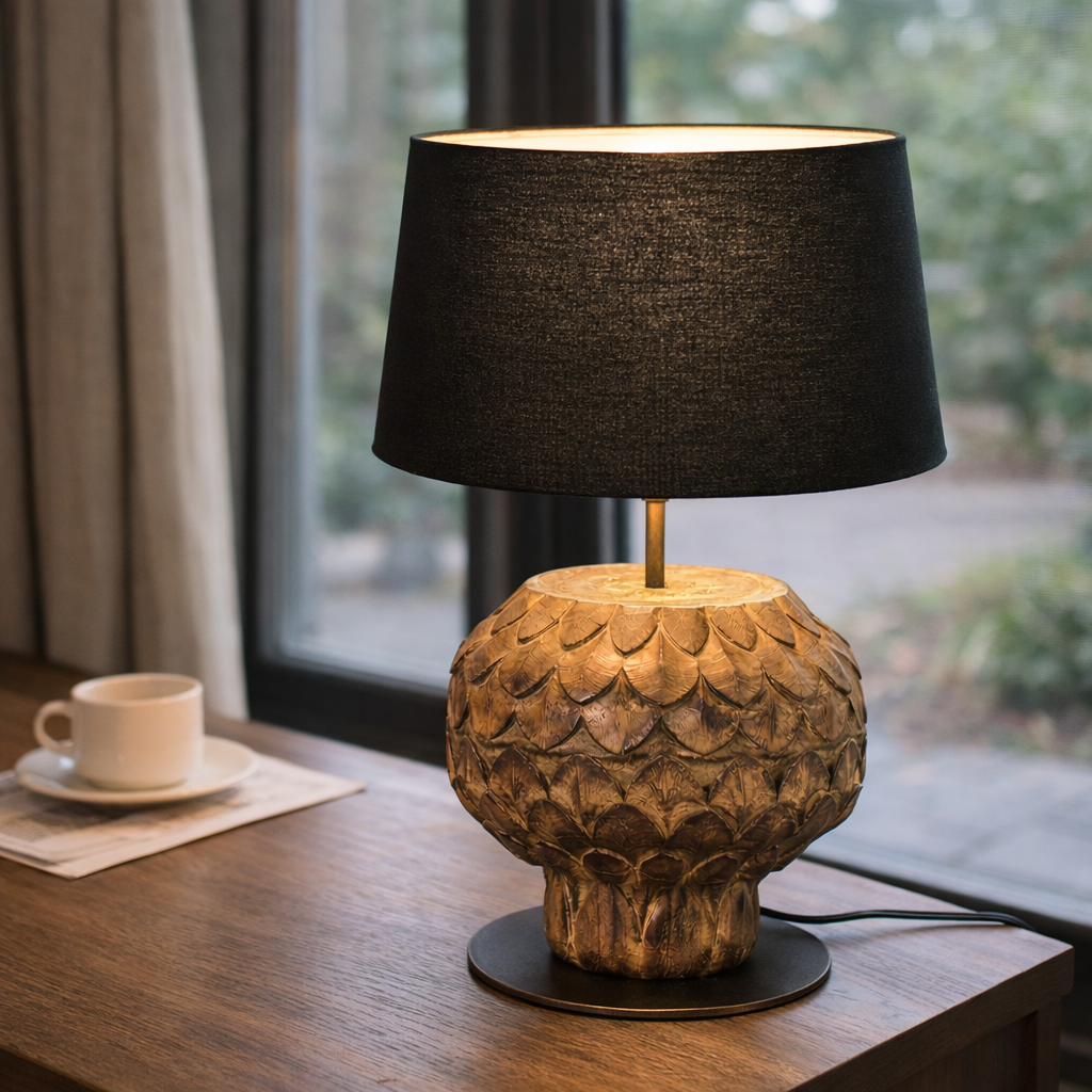 Tafellamp Met Houten Voet En Zwarte Lampenkap