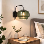 Nordisk væglampe med farverig glasskærm