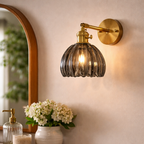 Wandleuchte mit gläsernem tulpenförmigem Schirm