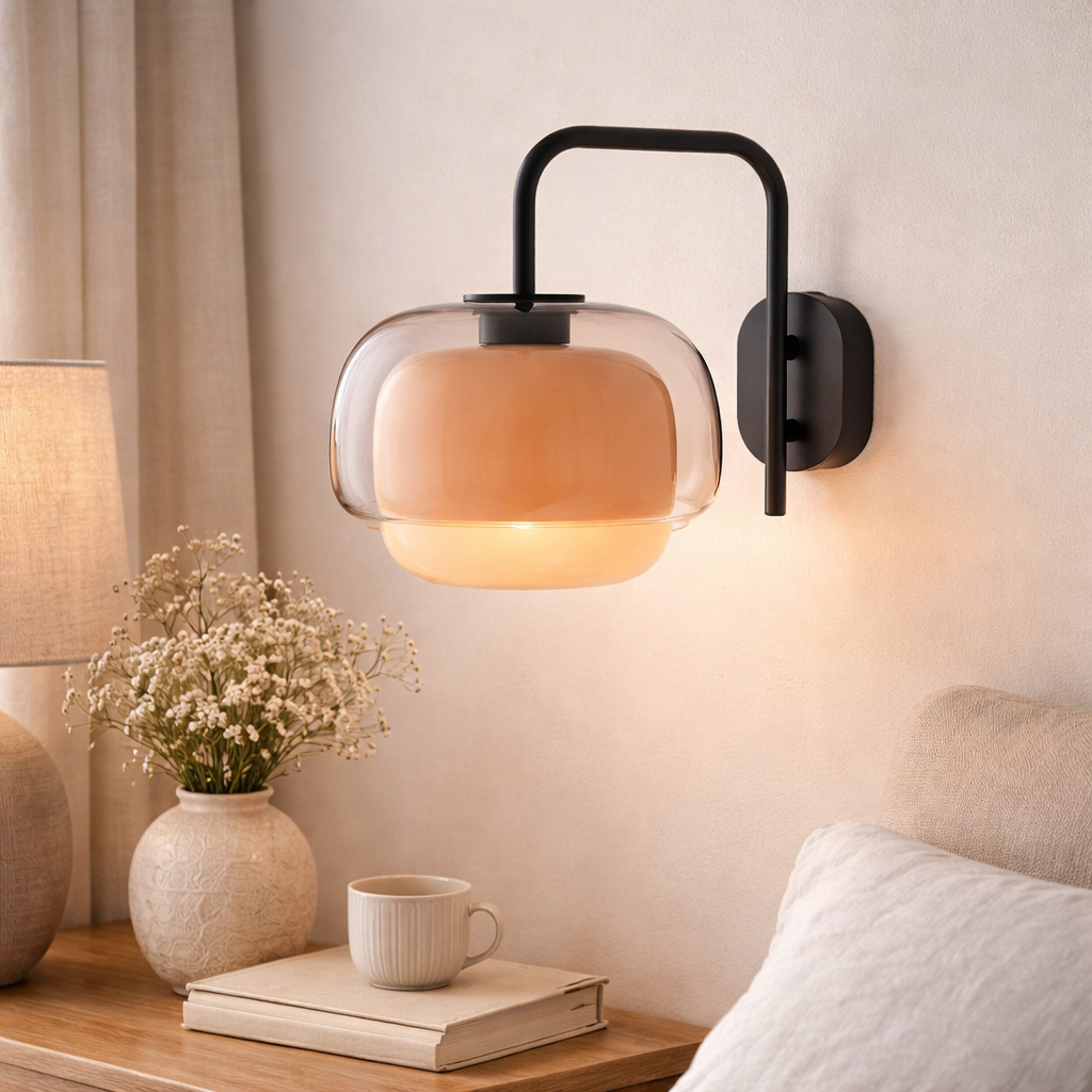 Nordisk væglampe med farverig glasskærm