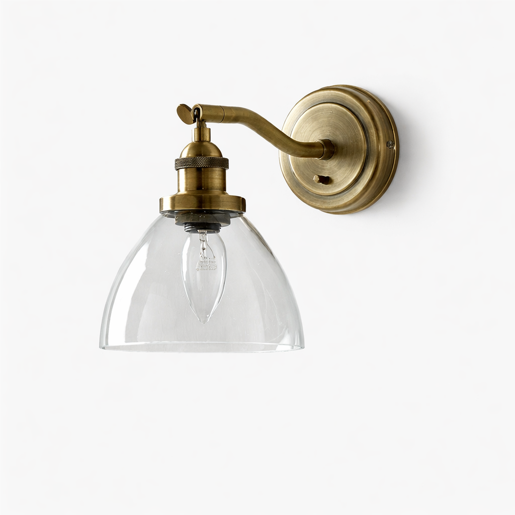 Wandlamp Met Gebogen Glazen Kap En Messing Afwerking