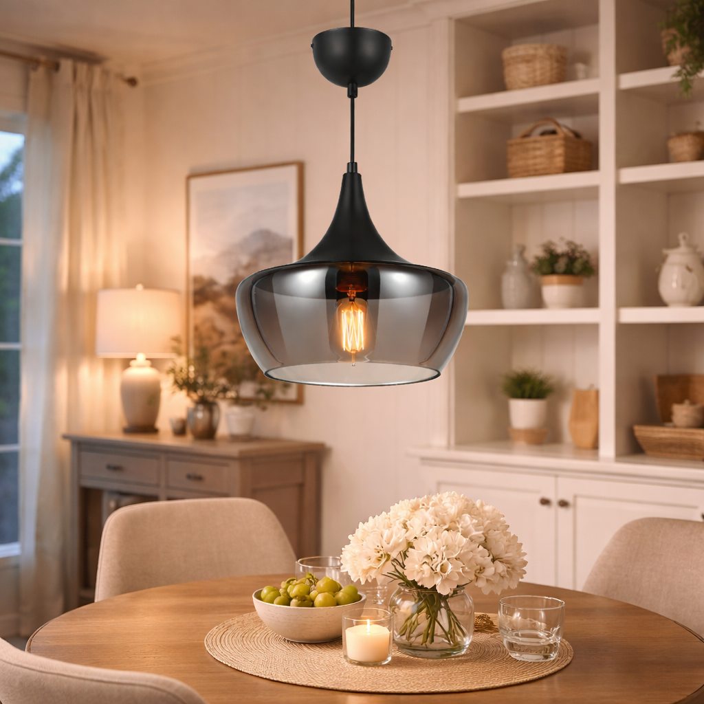 Glazen Hanglamp Met Tijdloze Vorm Voor Binnenruimtes